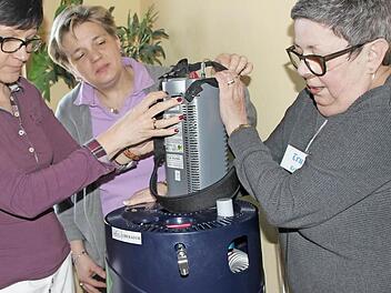 Manuela Röhlinger, Tanja Virnekäs und Trude Krieger bedienen den Sauerstofftank für die Sauerstofftherapie-Versorgung. Foto: Heike Beudert