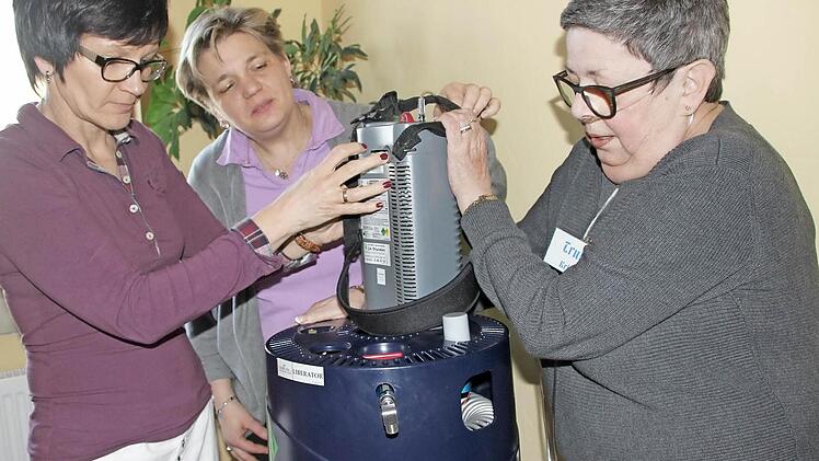 Manuela Röhlinger, Tanja Virnekäs und Trude Krieger bedienen den Sauerstofftank für die Sauerstofftherapie-Versorgung. Foto: Heike Beudert