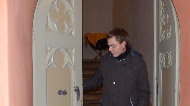 Fabian Gehrlicher zeigt die Tür, die vor wenigen Wochen aufgebrochen worden war.