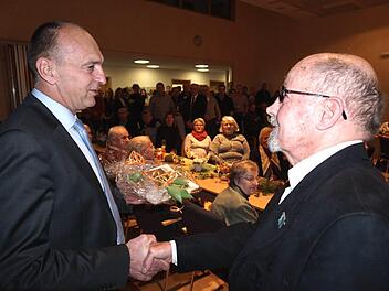 Als "Mensch, der uns Sehenden die Augen öffnet" bezeichnete Bürgermeister Heinrich Süß (links) Gerhard Freunscht und bezeichnete ihn als Vorbild für ehrenamtliches, bürgerschaftliches  Engagement in der Gemeinde.Richard Sänger