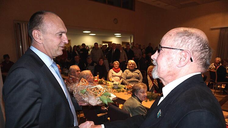 Als "Mensch, der uns Sehenden die Augen öffnet" bezeichnete Bürgermeister Heinrich Süß (links) Gerhard Freunscht und bezeichnete ihn als Vorbild für ehrenamtliches, bürgerschaftliches  Engagement in der Gemeinde.Richard Sänger