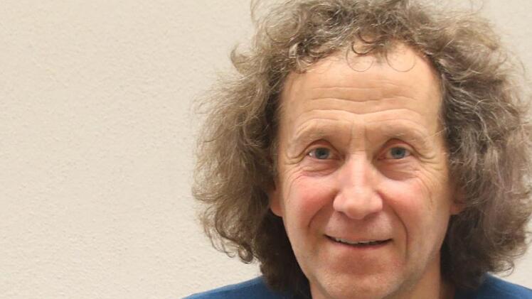Dr. Hubert Kolling mit dem von ihm verfassten  Buch, dem fünften Band einer Reihe  der Unterzettlitzer Geschichtsfreunde.Matthias Einwag