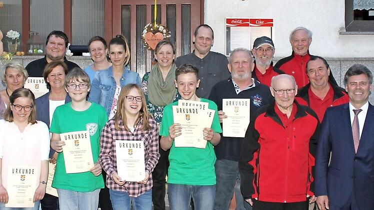 Über den sportlichen Erfolg dieser Jugendlichen, Frauen und Männer freut sich Oberaurachs Bürgermeister Thomas Sechser (rechts). Mit im Bild ist die Verwaltungsangestellte Elfriede Pfaff (links).  Fotos: cr