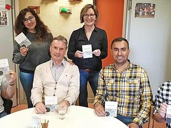 Im Sprach-Café (von links): Elena Cernicenko, Helgard van Sein, Andre Teissier, Antje Hennig, Azher Al-Azzawi und Ahmad Albaker Foto: Stadt Coburg
