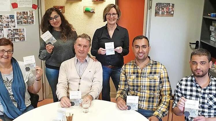 Im Sprach-Café (von links): Elena Cernicenko, Helgard van Sein, Andre Teissier, Antje Hennig, Azher Al-Azzawi und Ahmad Albaker Foto: Stadt Coburg