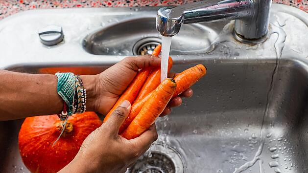 Warum du dein Gemüse immer richtig waschen und schälen solltest