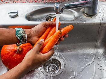 Warum du dein Gemüse immer richtig waschen und schälen solltest