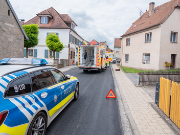 Mutter und Kind von abbiegendem Auto erfasst: Zwei Verletzte bei Unfall in Priesendorf