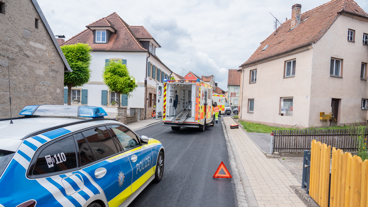 Mutter und Kind von abbiegendem Auto erfasst: Zwei Verletzte bei Unfall in Priesendorf