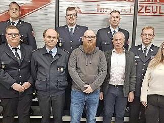 25 Jahre bei der Feuerwehr sind Florian Schlesok und Andreas V&ouml;lker (Dritter und Vierter v. l. vorn). Dank und Anerkennung gab es f&uuml;r Hausmeisterin Sabrina Reiter (Zweite v. r.).