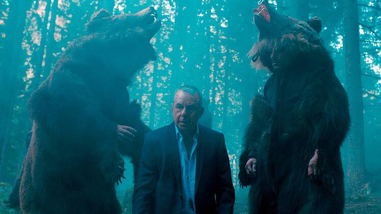 Auch Hans (Joachim Kr&oacute;l) kommt mit den M&auml;nnern im B&auml;renkost&uuml;m in Kontakt.