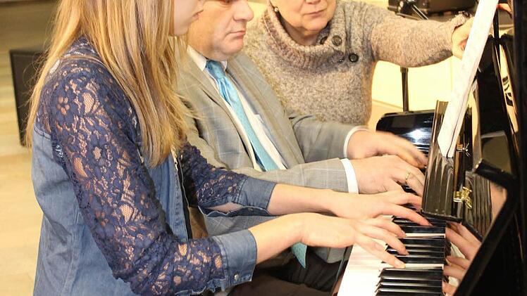 Vanessa Spindler und Alexander Ezhelev spielen vierhändig