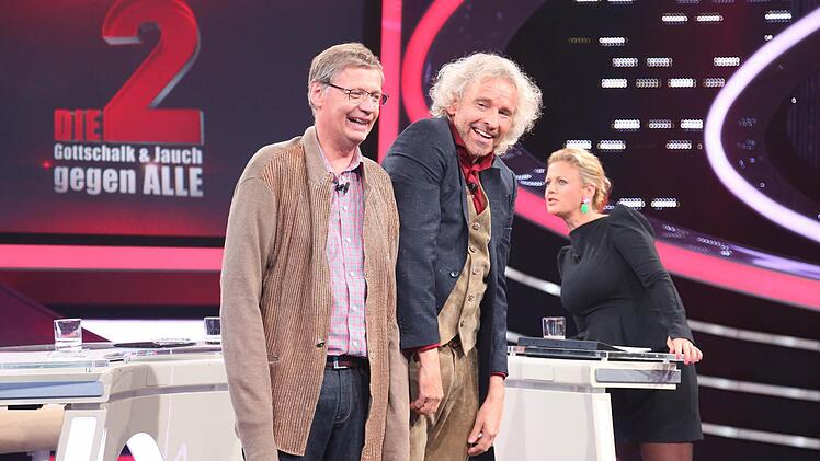 Das passiert, wenn man die Jacken vertauscht. Günther Jauch (links) und Thomas Gottschalk nehmen es mit Humor. Rechts Moderatorin Barbara Schöneberger. Foto: RTL / Stefan Gregorowius