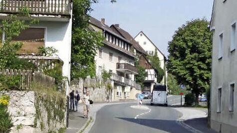 Die Bushaltestelle mit der Querungshilfe in der Mitte der Fahrbahn soll zum Wanderparkplatz hin verlegt werden. An der bisherigen Stelle geht es recht eng zu, wenn fünf Busse gleichzeitig halten wollen. Foto: löw
