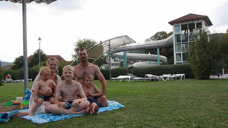 Im vierten Teil unserer Sommer-Serie geht es für die Schwimmbad-Tester ins benachbarte Bad Brückenau. Dort will die fünfköpfige Familie genau wissen, wie gut es sich in der Therme planschen lässt. Foto: Carmen Schmitt