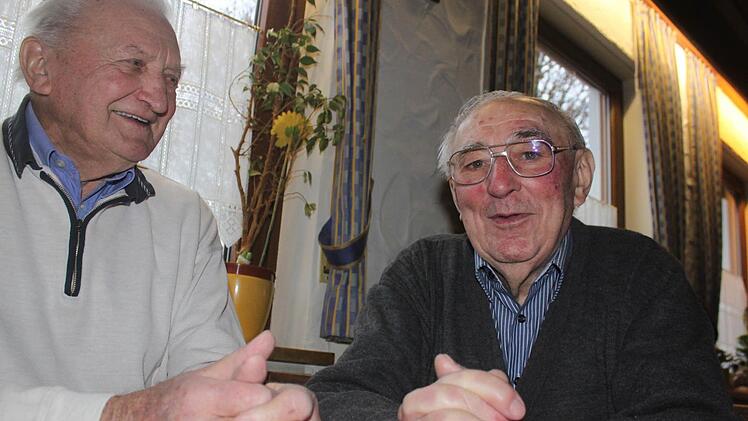 Hans Martin (80) und Georg Würstlein (89) erinnern sich lebhaft an die Zeit, als die Bauern in Unterzettlitz und Unterneuses noch ihr Recht wahrnahmen, Bier zu brauen.  Foto: Matthias Einwag