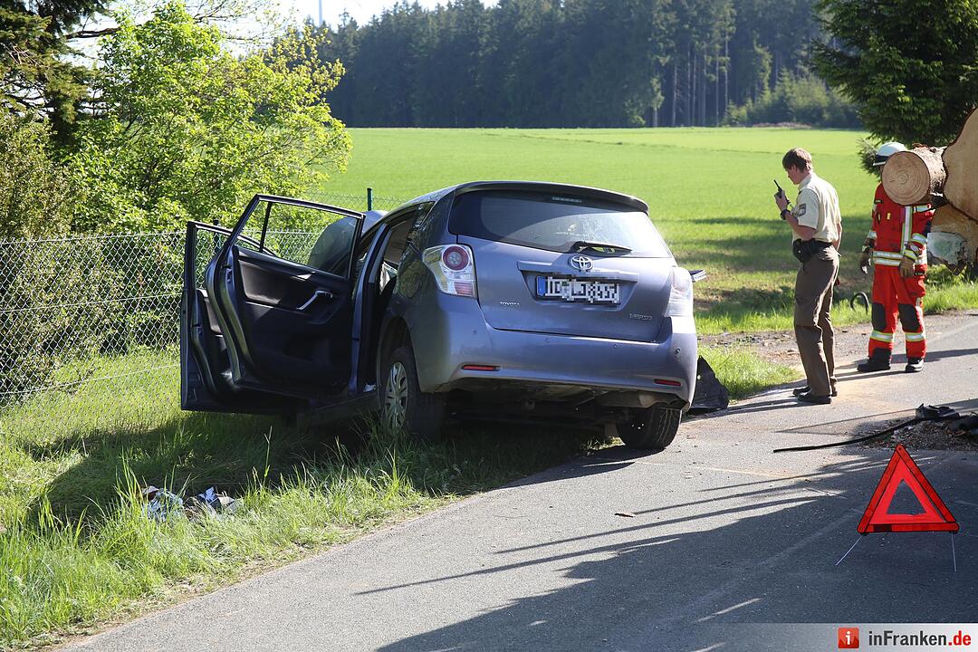 Kreis Hof: Auto kracht auf Holztransporter – Mutter und ihre zwei Kinder schwer verletzt