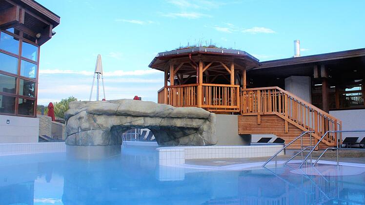 Das Erlebnisbecken mit Pavillon Obermain-Therme