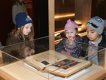 Die Dauerausstellung "Auf der Spur von Jesus" in Haßfurt ist das bisher größte Projekt von "Bibelwelten". Viele Schätze wie die vom derzeitigen Diözesanadministrator Weihbischof Ulrich Boom handgeschriebene Bibel gibt es hier zu entdecken.Sabine Weinbeer