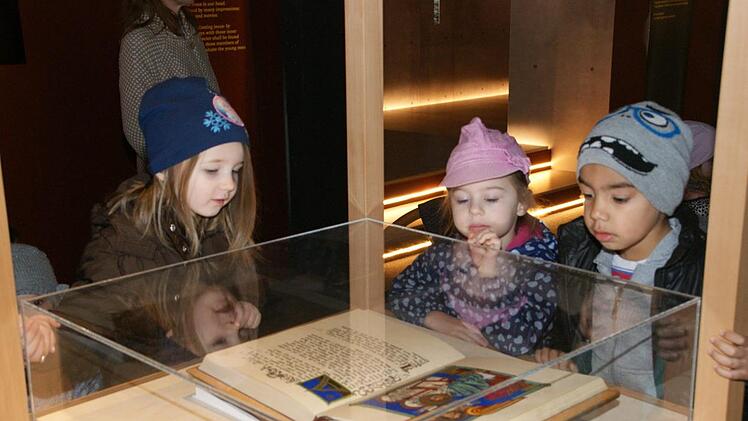 Die Dauerausstellung "Auf der Spur von Jesus" in Haßfurt ist das bisher größte Projekt von "Bibelwelten". Viele Schätze wie die vom derzeitigen Diözesanadministrator Weihbischof Ulrich Boom handgeschriebene Bibel gibt es hier zu entdecken.Sabine Weinbeer