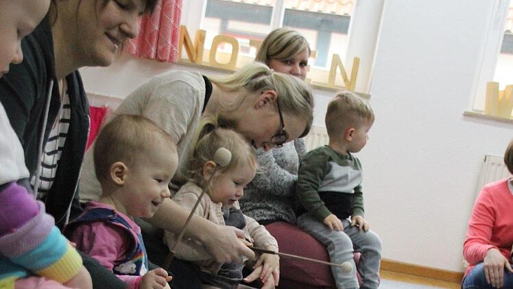Ui, da kommt ein Geräusch raus! Die Kinder erkunden spielerisch  Instrumente.
