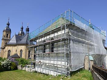Die Klosterkirche hinter der Wallfahrtsbasilika wird eingerüstet. Foto: Thomas Weichert