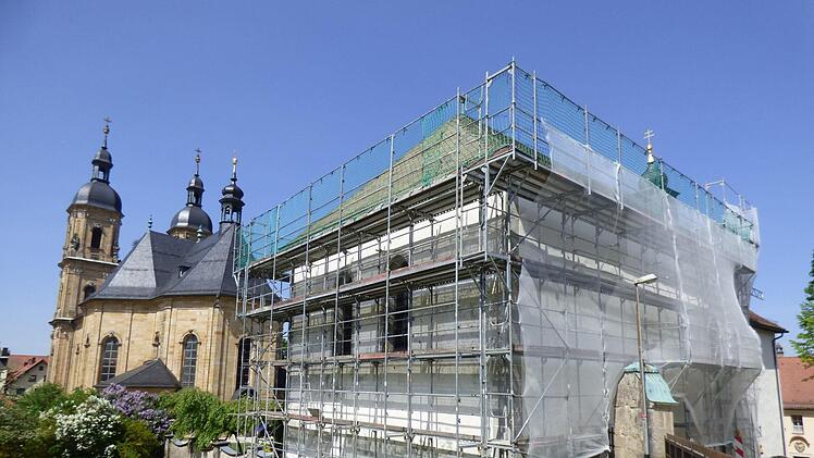 Die Klosterkirche hinter der Wallfahrtsbasilika wird eingerüstet. Foto: Thomas Weichert