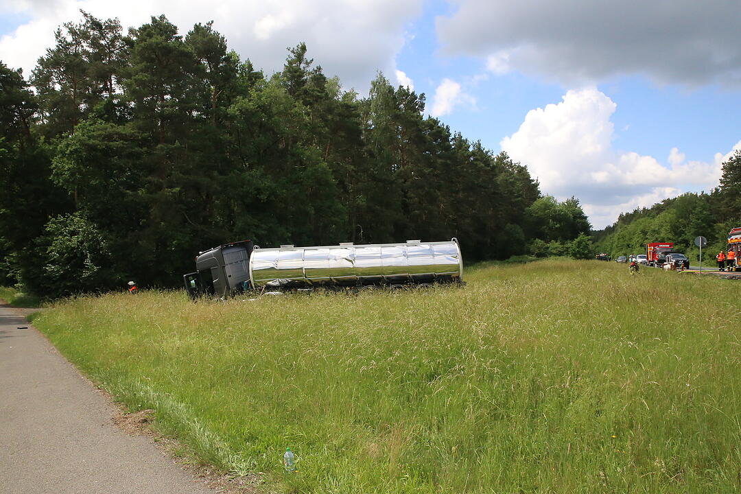 Tödlicher Unfall auf B466: Auto kollidiert mit Lkw