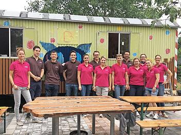 Unter anderem gestalteten die freiwilligen Helfer an ihrem Projekttag den Bauwagen neu. Foto: Siemens