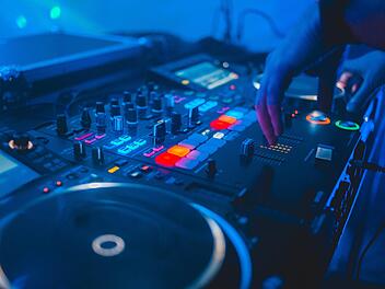 DJ