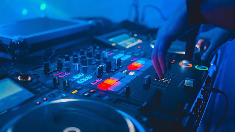 DJ