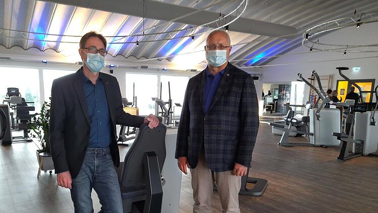 Gemeinsam für einen guten Zweck: Michael Zentgraf, Präsident des Lions Club Forchheim (2. v. l.) und Stefan Alexander, Präsident des Rotary Club Forchheim (1. v. l.).    Alexandra Kraus