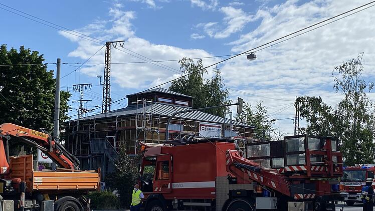 Autokran reißt Stromleitung in Nürnberg ab - Passant verletzt