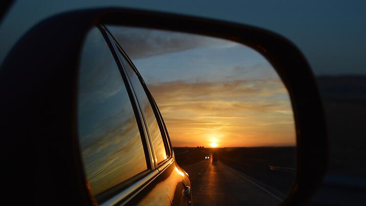 Symbolbild: Tief stehende Sonne, Auto