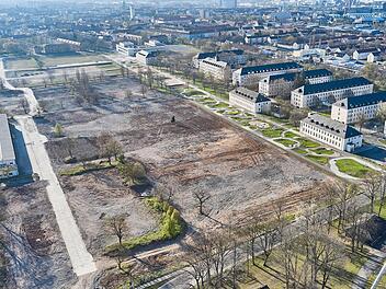 Blick auf die Ledward-Kaserne: Links die Panzerhalle 237, dazwischen ein Teil des für die Landesgartenschau 2026 vorgesehenen Geländes. Hinter den Gebäuden am rechten Bildrand verläuft die Niederwerrner Straße.