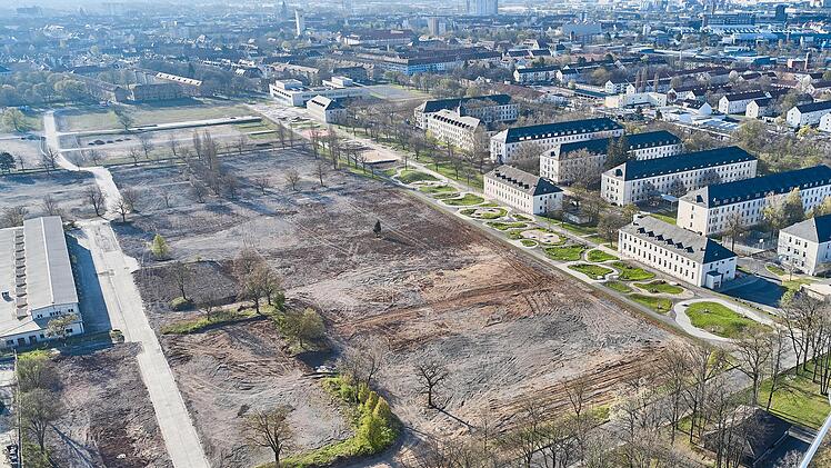 Blick auf die Ledward-Kaserne: Links die Panzerhalle 237, dazwischen ein Teil des für die Landesgartenschau 2026 vorgesehenen Geländes. Hinter den Gebäuden am rechten Bildrand verläuft die Niederwerrner Straße.