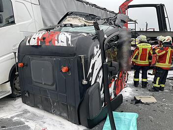 Spektakul&auml;rer Unfall auf der A9: F&uuml;hrerhaus rei&szlig;t bei Zusammensto&szlig; mit Pannen-Laster vollst&auml;ndig ab