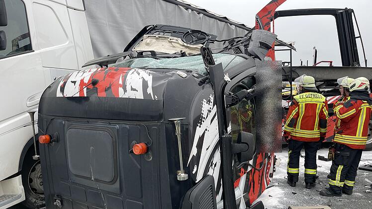 Spektakul&auml;rer Unfall auf der A9: F&uuml;hrerhaus rei&szlig;t bei Zusammensto&szlig; mit Pannen-Laster vollst&auml;ndig ab