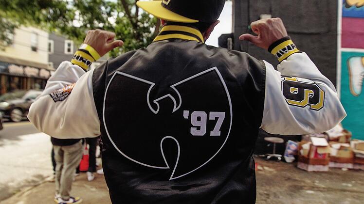 Ein Fan des WuTang-Clans präsentiert das berühmte "Bad Man"-Logo des Clans auf seinem Rücken.