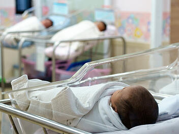 Älteres Paar bezahlt teure Leihmutterschaft - dann wird Baby weggenommen