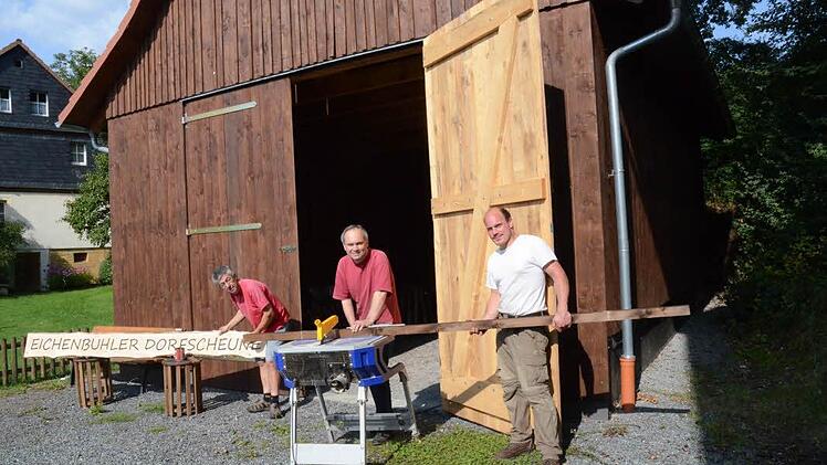 Die letzten Latten werden für die Fertigstellung der Dorfscheune gesägt, gebohrt und das Hinweisschild bemalt. Von links Robert Wagner, Werner Murrmann und Thomas Schamberger.  Foto: Karl-Heinz Hofmann