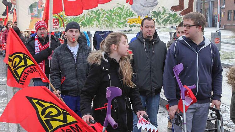 Mit Rollatoren tun dieses Streikenden kund, was sie von einer Verlängerung der Lebensarbeitsleistung halten, die ihrer Meinung nach nur zu Lasten der jungen Arbeitnehmer geht. Foto: RiegerPress