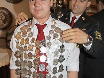 Patrick Waldmann hängt dem neuen Schützenkönig Michael Winkler die Königskette um.  Fotos: Sonja Adam