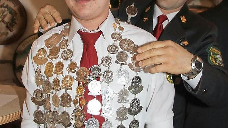 Patrick Waldmann hängt dem neuen Schützenkönig Michael Winkler die Königskette um.  Fotos: Sonja Adam