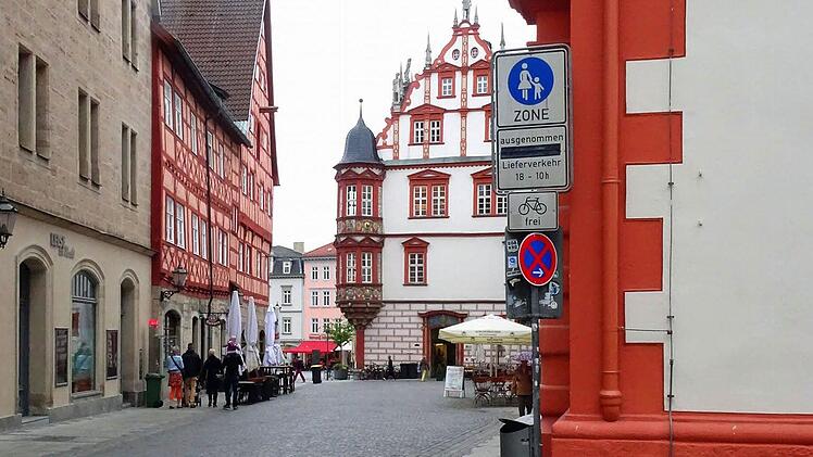 So stellt sich die Herrngasse heute aus der gleichen Perspektive dar. Wo früher Autos parkten, locken heute Gaststätten mit Sitzplätzen.Foto: Jochen Berger