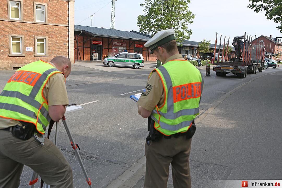 Fussgaengerin von Lkw ueberrollt und getoetet
