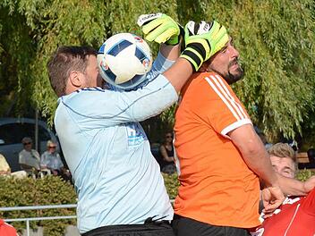Das falsche Runde: Torwart Lukas Heid (SV Obererthal) mit dem Kopf von Mathias "Kosmos" Kirchner (TSV Wollbach) statt dem Ball in den H&auml;nden. Foto: ssp