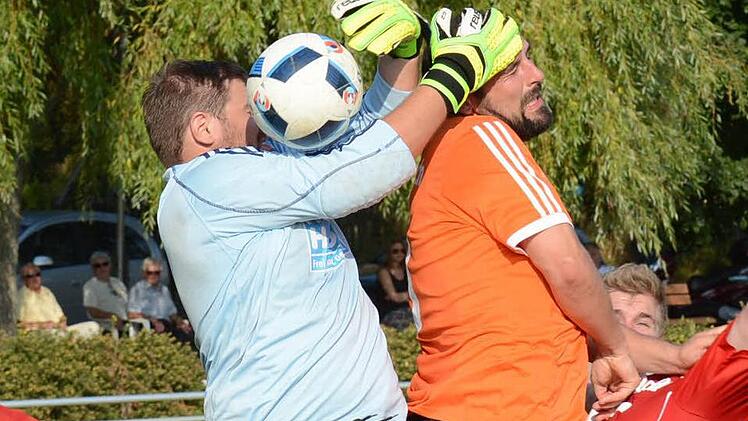 Das falsche Runde: Torwart Lukas Heid (SV Obererthal) mit dem Kopf von Mathias "Kosmos" Kirchner (TSV Wollbach) statt dem Ball in den H&auml;nden. Foto: ssp