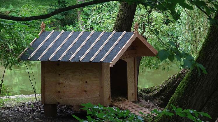 Ende Juni stand das neue Schwanenhaus auf der Insel im Schwanensee der Rosenau.Foto: Jochen Berger