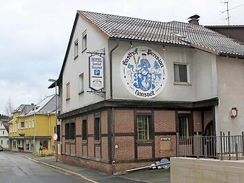 Dort, wo einst ein Treffpunkt für die Bevölkerung war, wird nun nach der Schließung von Mode-Sport Scherbel eine Leere zu verzeichnen sein. Von vorne: das ehemalige Hotel Hansveit, Mode Sport Scherbel und das ehemalige Drogerie- und Lebensmittelgeschäft Frauenhofer. Foto: Veronika Schadeck